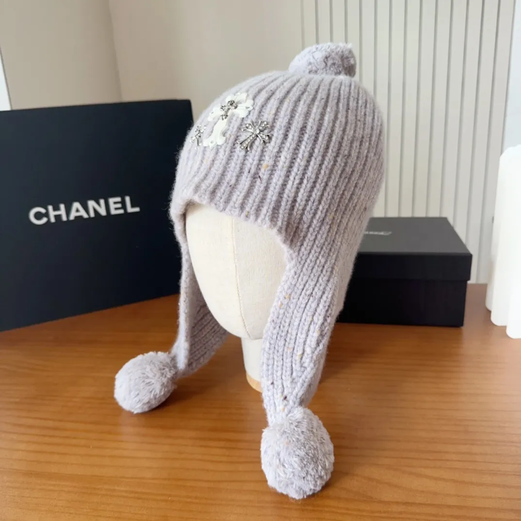 💰110 Crow Heart Autumn and Winter Wool Knitted Beanie This must be a favorite of minimalism. It is clean, neat, fashionable and versatile, and will definitely not be picky about your face shape! A fashionable classic that lasts forever! Fashionable black and white can be purchased together!